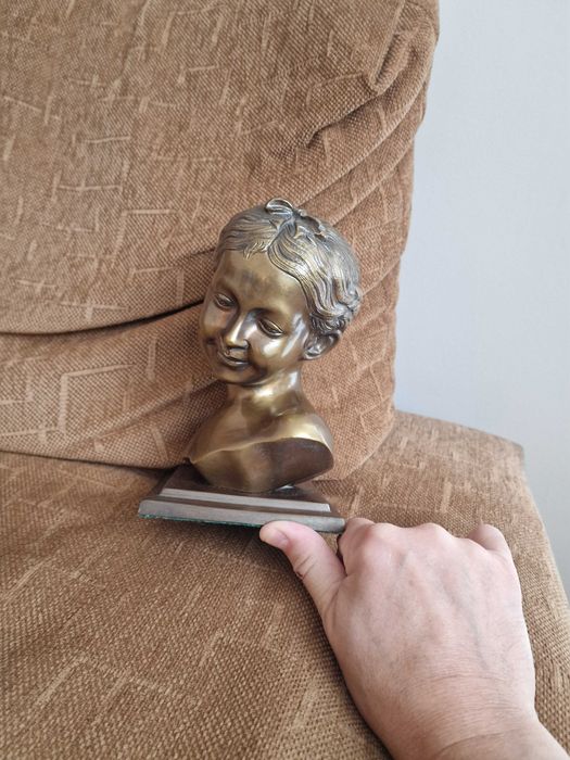 Бронзов бюст на момиче