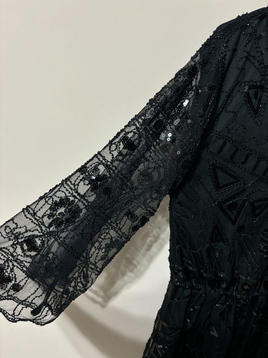 Изискана Черна Рокля с Бляскави Декорации