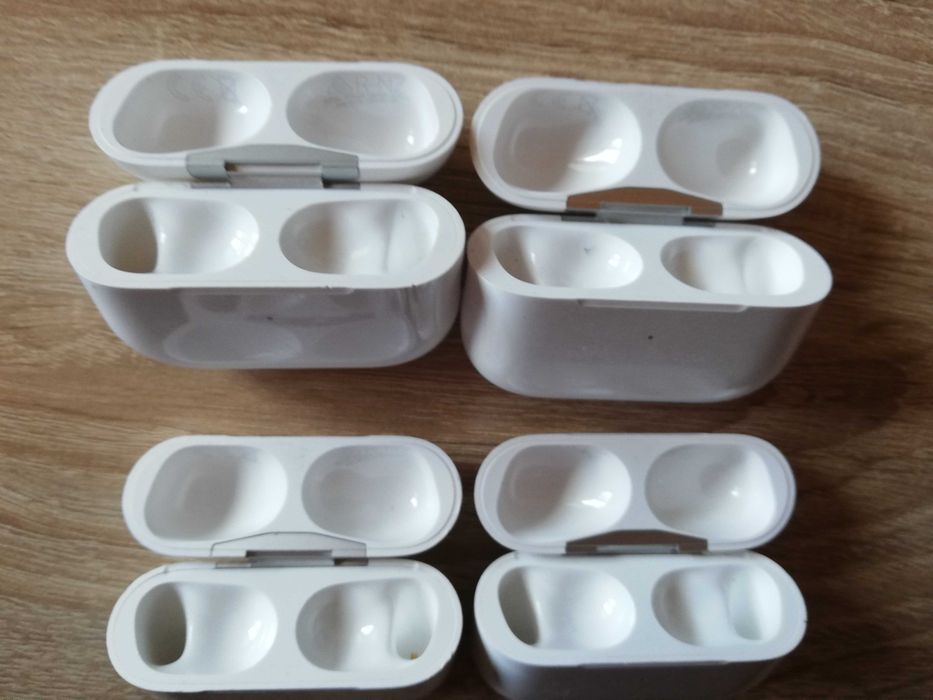 лот от 4 броя Apple Airpods Pro 2 A2700 зарядни кутий