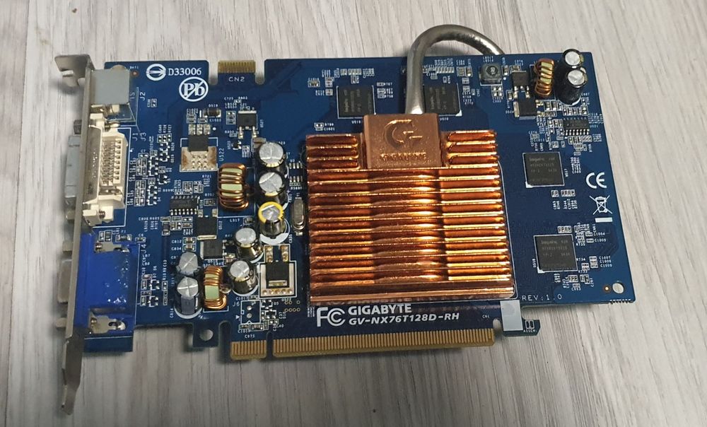 Продавам видеокарта Gigabyte GV-NX76T128D-RH (GeForce 7600 GT)