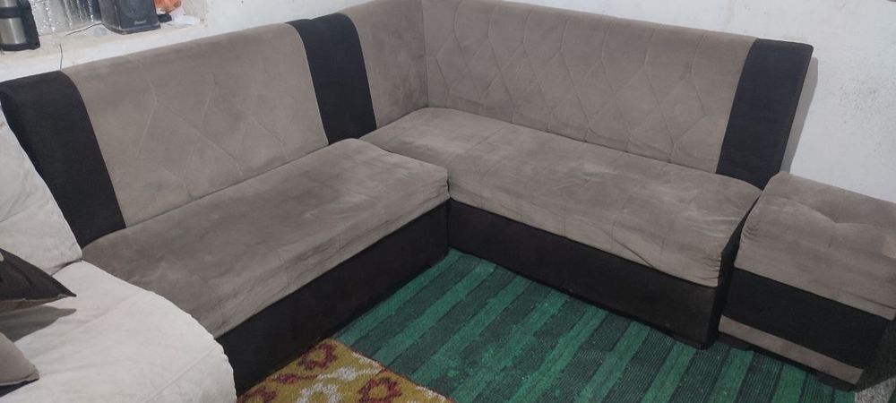 Уголок с пуфиками и падушками