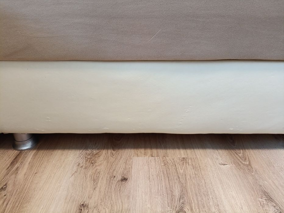 Голям ъглов бежов диван