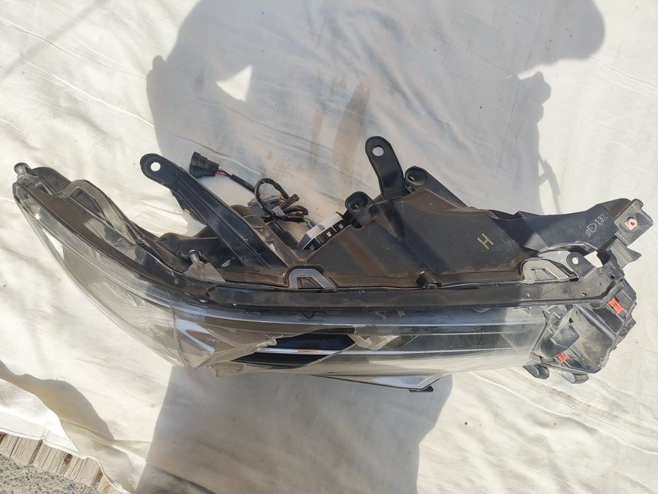 TOYOTA LAND CRUISER PRADO 150 передний фари запчаст или востоновленый