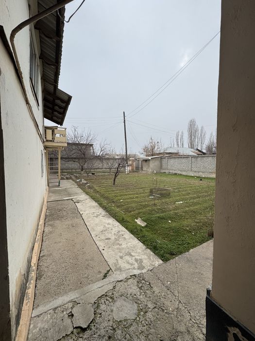 Дом в хорошем состояний. Находится в Янгибазаре