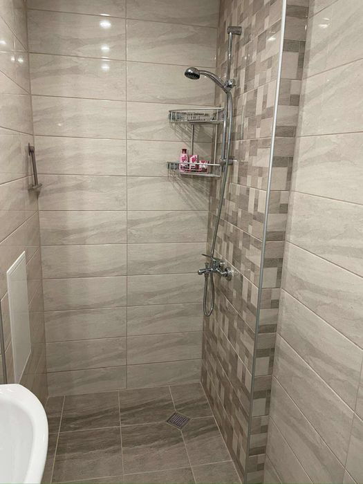 Тристаен обзаведен център