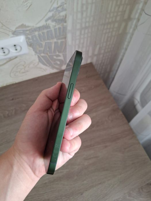 Продам Iphone 13