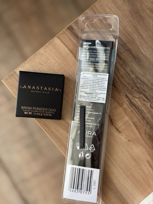 Пудра за вежди Anastasia Beverly Hills + четка