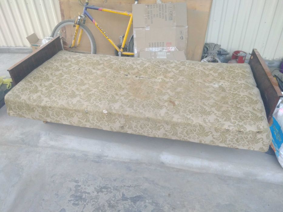 Диван с ящиком внутри