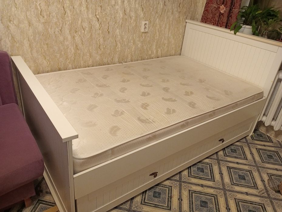 Продам кровать без матраса
