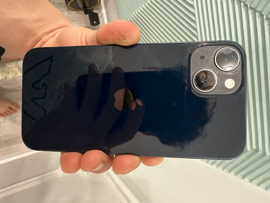 iPhone 13 смартфон