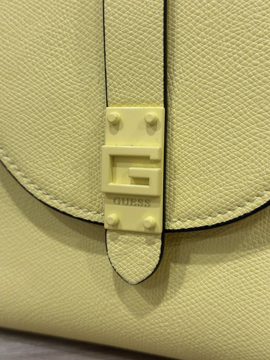 Жълта чанта Guess