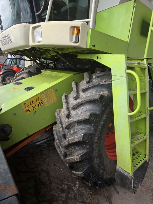 Claas medion 330 combina