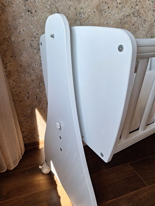 Бебешка кошара + матрак + чаршафи и музикална играчка