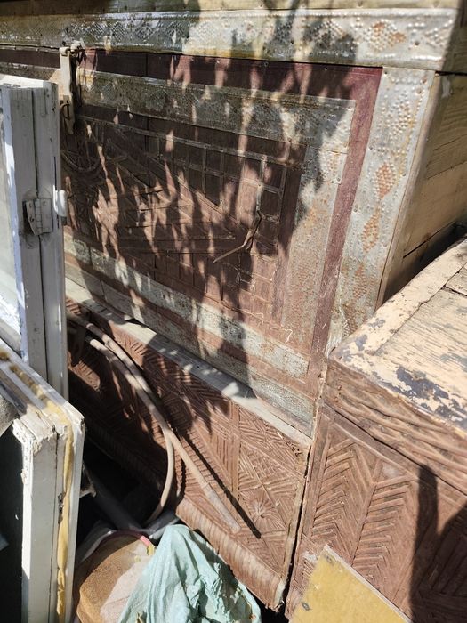 Продаются 5 штук старые сундуки смотрите фото.