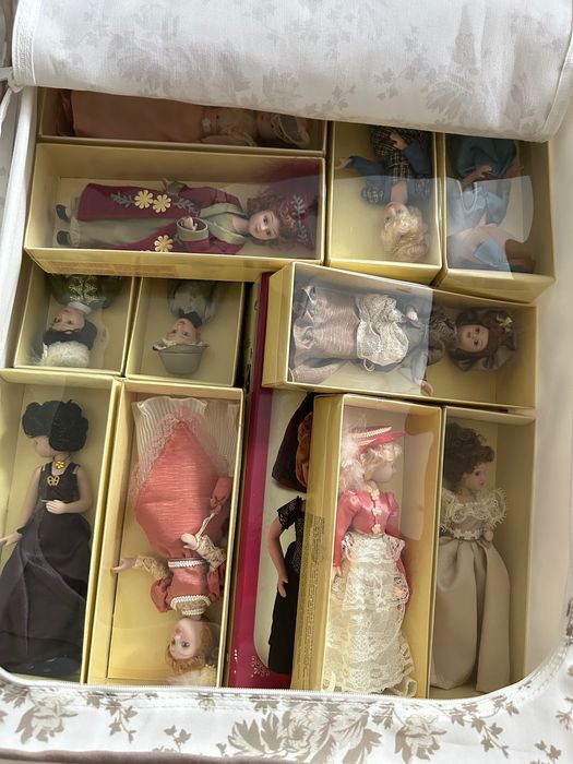 Păpuși cu rochii de epocă, colecția Deacostini