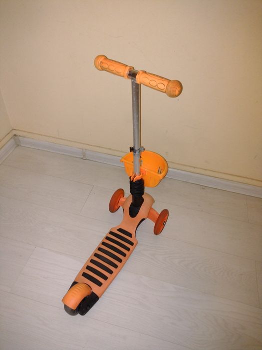 Детска тротинетка със светещи предни колела