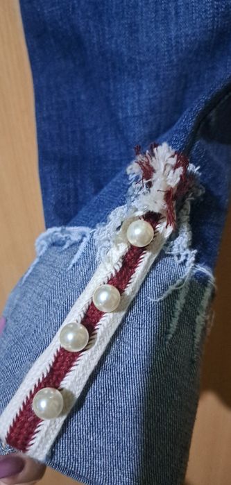 Blugi cu perle în partea de jos.