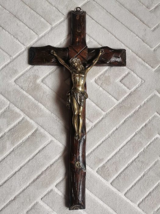 Crucifix din lemn cu corpul lui Isus Hristos din metal alama sau bronz