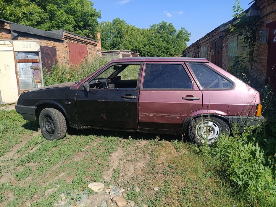 Машина ВАЗ 2109.