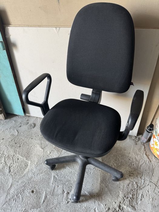 Стул офисный в хорошем состоянии.