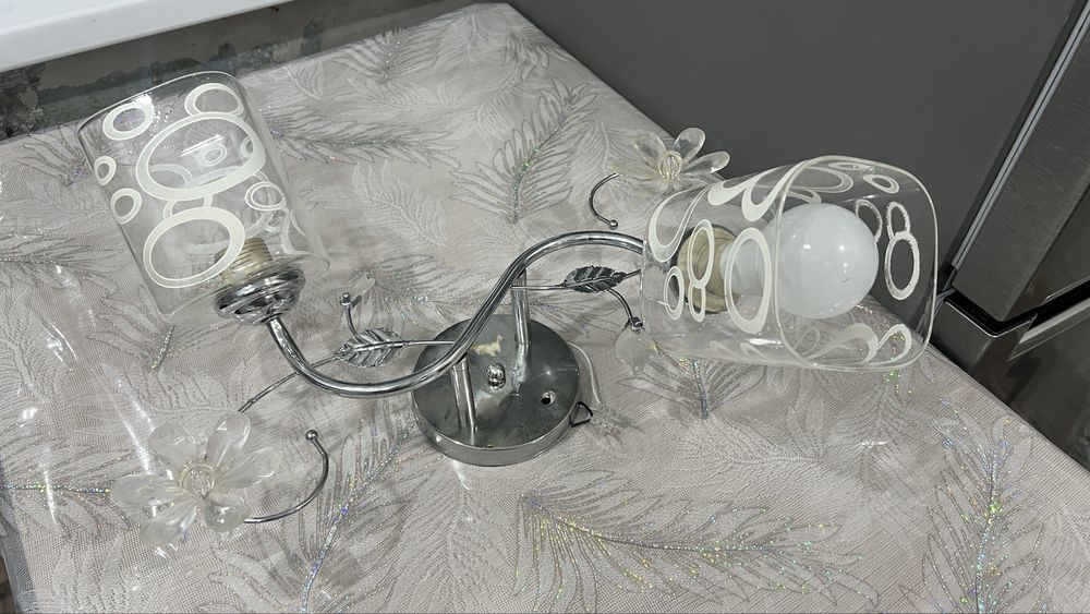 Продам двухрожковую люстру