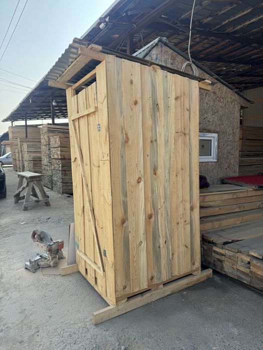 Туалет уличный деревьянный