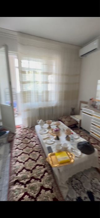 Uy sotiladi 1 xona 2 xona qilingan 3-etaj 4 etajlik dom