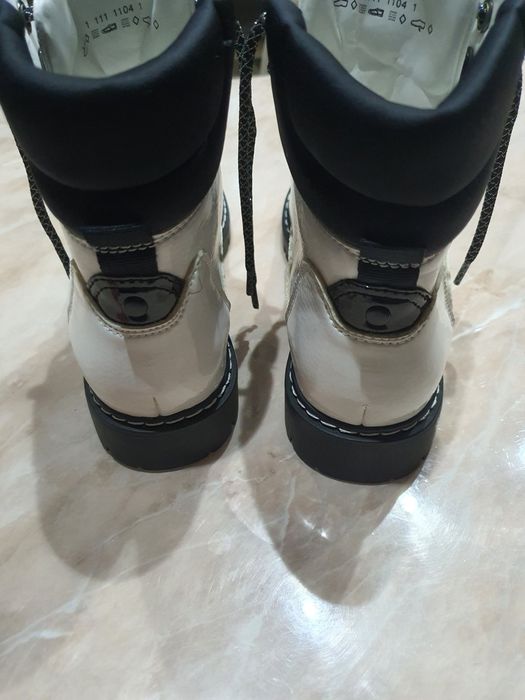 Лачени боти, бял цвят