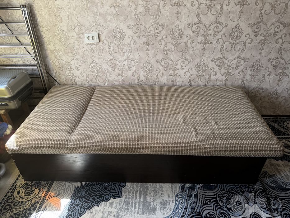 Krovat va tumbochka