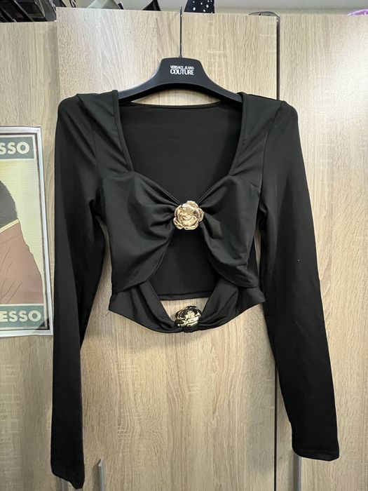 Черна блуза с дълъг ръкав и метални цветя