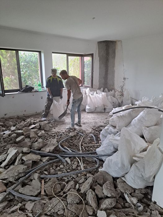 Demolari,Decapări Gresie/Faianță/Glet/Var.Debarasari Moloz/Mobilă.
