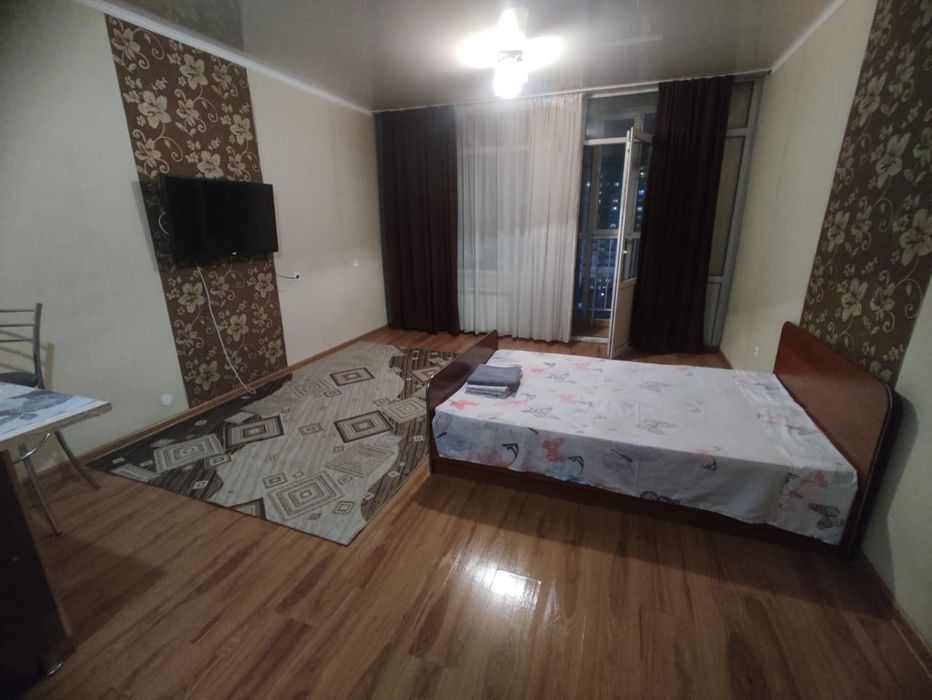 Сдается 1 ком кв посуточно Момышулы 1702