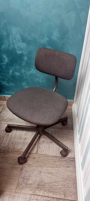 Scaun de birou ergonomic, simplu și funcțional - ideal pentru birou