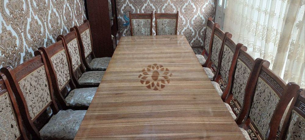 Мехмонхона учун стол ва стуллар