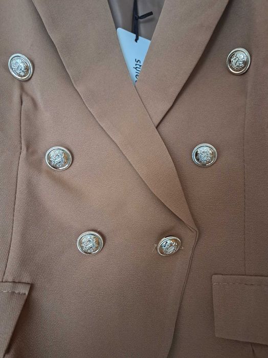 Елегантно и стилно дамско сако в актуален светло кафяв цвят Camel