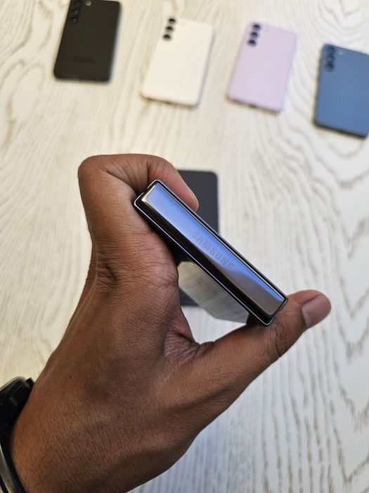 Samsung Galaxy Z Flip 5G. OzU 8 GB. Joyi 256 GB. Aybi yoq. Ime o'tkan