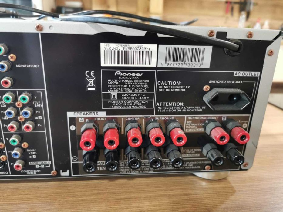 Усилвател със скрити копчета и много изходи