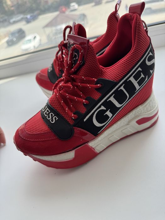 Продам Guess кроссовки