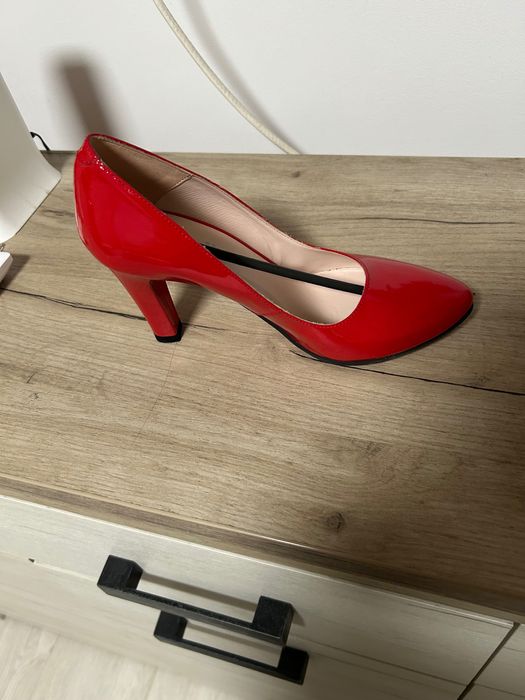 Pantofi roșii pentru Crăciun