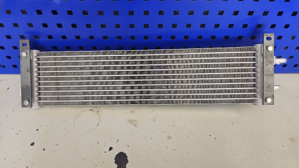 Avtomat karobka axlajdeniya radiator sotiladi (Gentra, Lacetti)