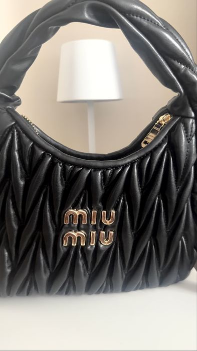 Черна чанта Miu Miu с къса и дълга дръжка