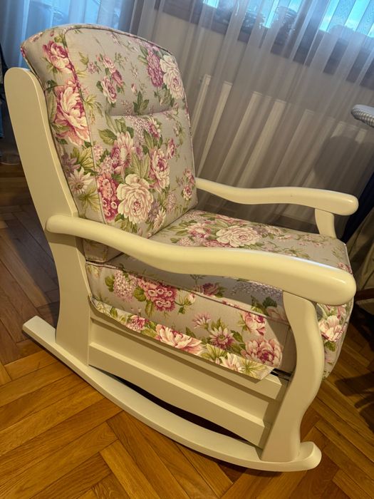 Canapea și fotoliu din lemn masiv.