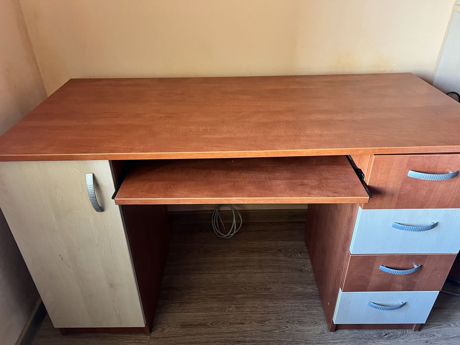 Vand birou  intr o stare foarte buna