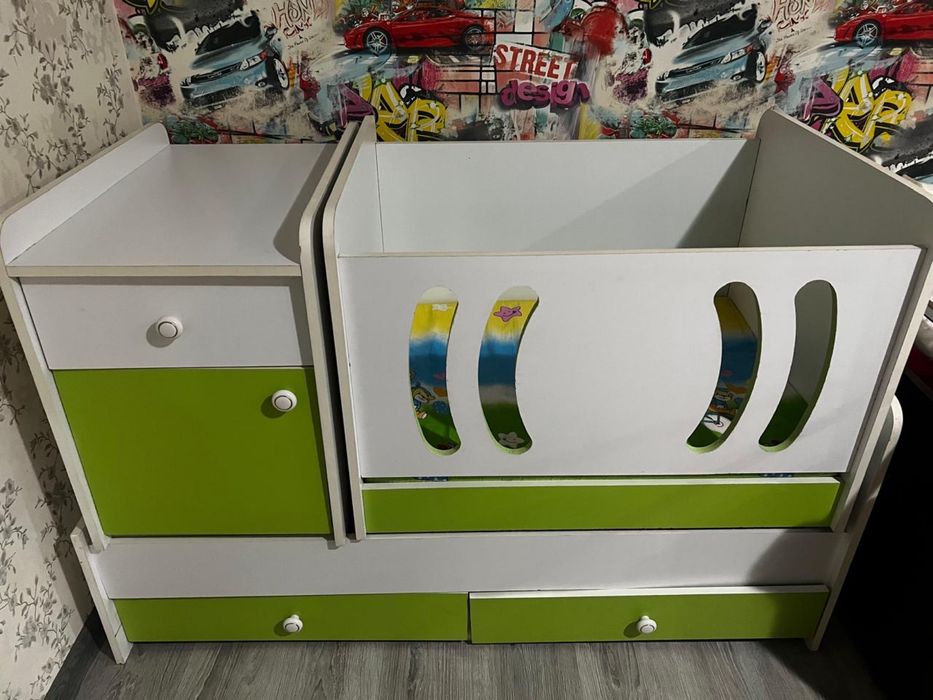 Продам детский кроват с тумбочкой