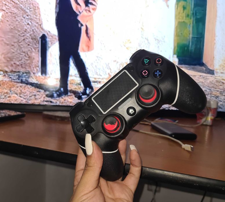 Playstation 4 1TB +maneta + 2 jocuri