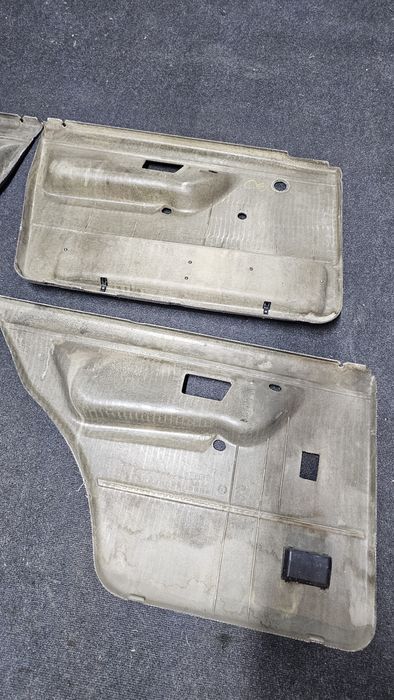 set fete de usi originale volkswagen golf 2 / jetta 2

stare buna 
mod
