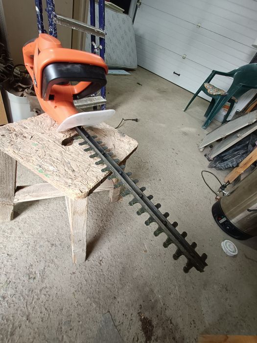 Продам электрический кусторез.