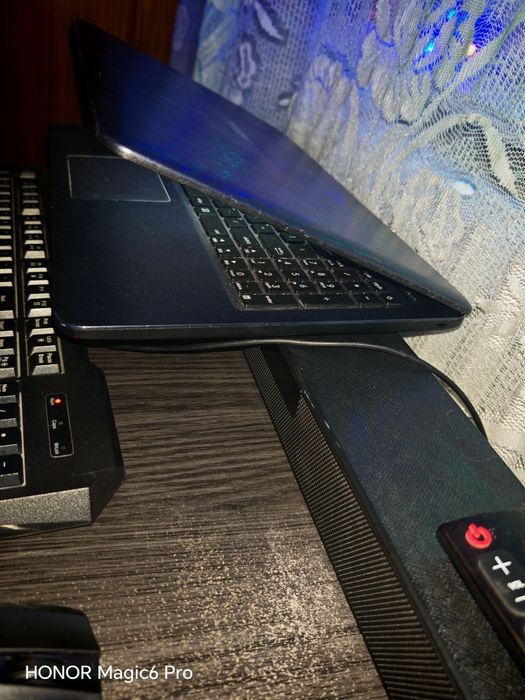 Laptop Asus stare perfectă, încărcător original,bateria ține lejer 4H.