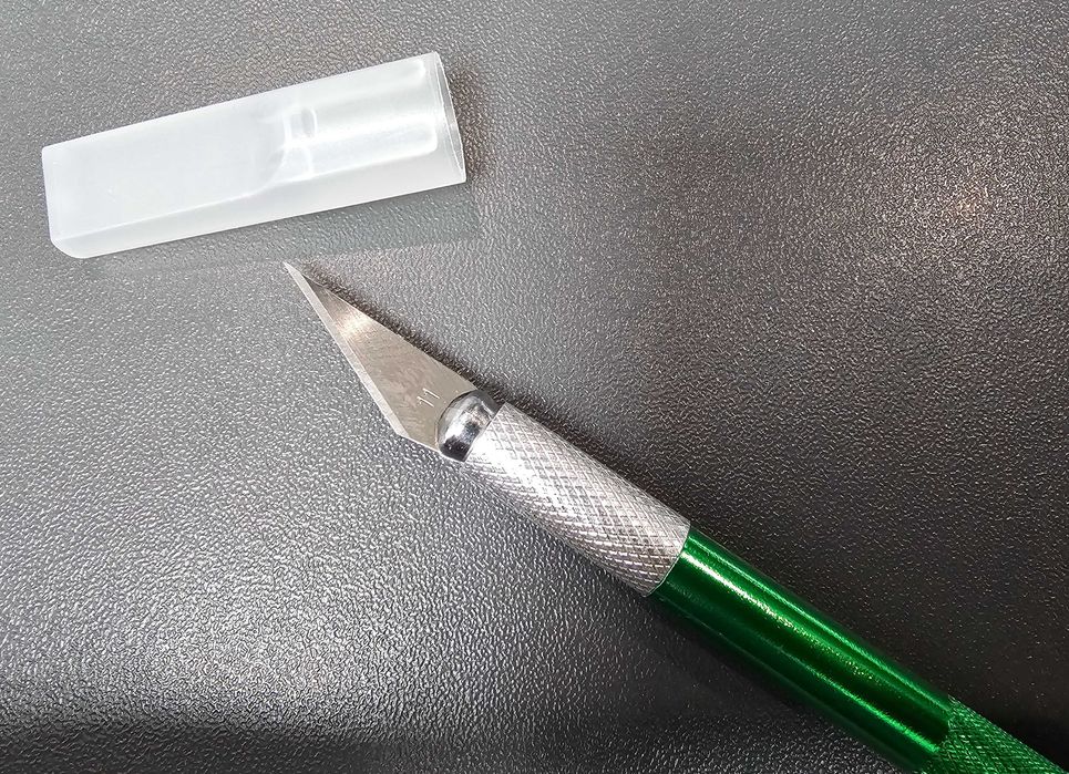 Скалпел нож със сменяеми остриета