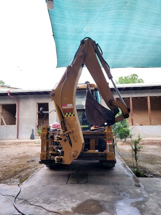 Экскаватор погрузчик 2 000 м/ч в рабочем состоянии год выписки 2020год